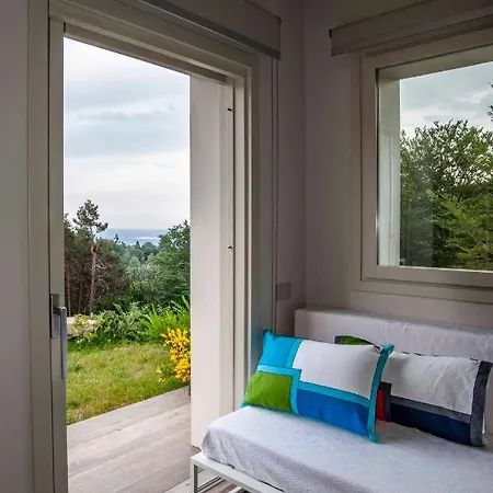Lago Maggiore Alture di Stresa casa nel bosco confinante con il Golf des iles Borromées Brisino
