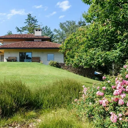 Lago Maggiore Alture di Stresa casa nel bosco confinante con il Golf des iles Borromées Villa Brisino