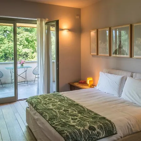 Lago Maggiore Alture di Stresa casa nel bosco confinante con il Golf des iles Borromées Villa Brisino