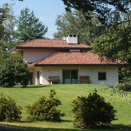 Villa Lago Maggiore Alture di Stresa casa nel bosco confinante con il Golf des iles Borromées