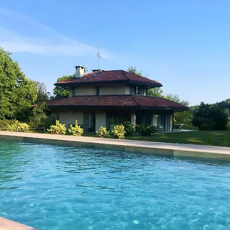 Lago Maggiore Alture di Stresa casa nel bosco confinante con il Golf des iles Borromées Villa Brisino